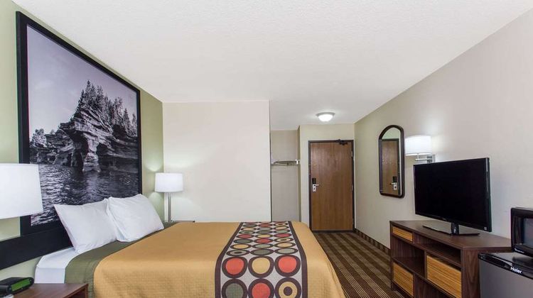 Super 8 Eau Claire I-94 Room