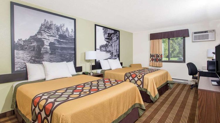 Super 8 Eau Claire I-94 Room