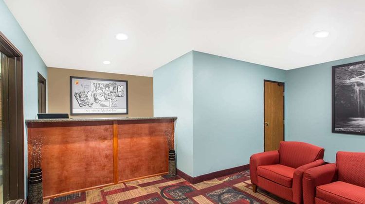 Super 8 Eau Claire I-94 Lobby