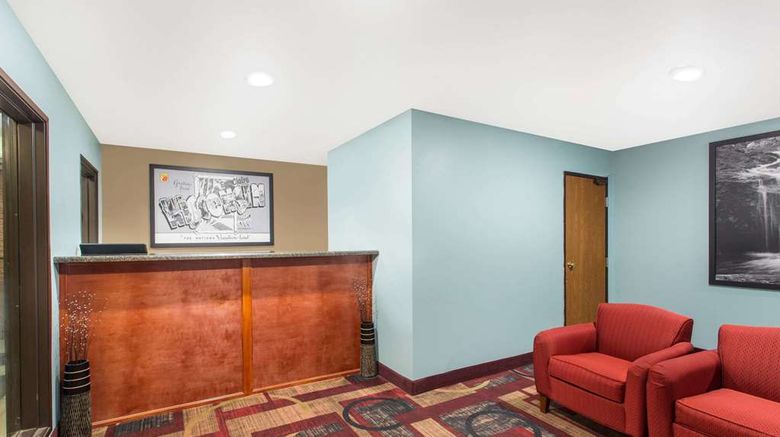 <b>Super 8 Eau Claire I-94 Lobby</b>. Images powered by <a href="https://iceportal.shijigroup.com/" title="IcePortal" target="_blank">IcePortal</a>.