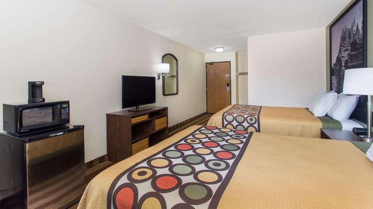 Super 8 Eau Claire I-94 Room