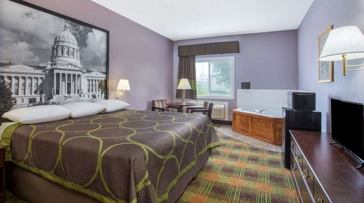 Super 8 by Wyndham Sweet Springs Suite