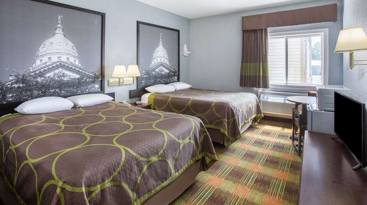Super 8 by Wyndham Sweet Springs Room