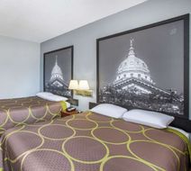 Super 8 by Wyndham Sweet Springs Room