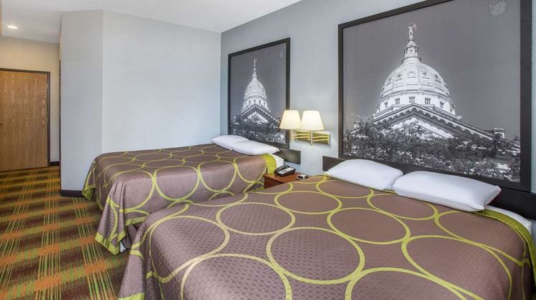 Super 8 by Wyndham Sweet Springs Room