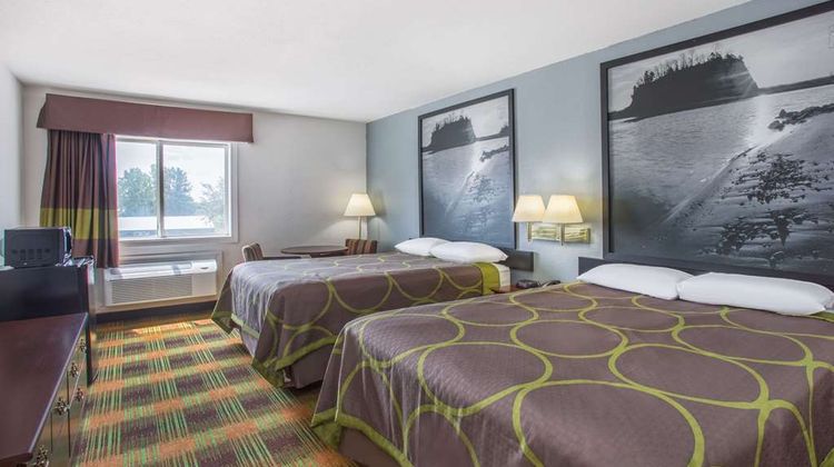 Super 8 by Wyndham Sweet Springs Room