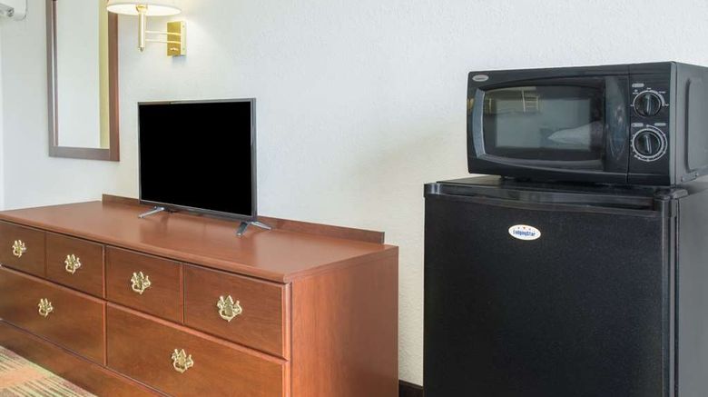 <b>Super 8 by Wyndham Sweet Springs Room</b>. Images powered by <a href="https://iceportal.shijigroup.com/" title="IcePortal" target="_blank">IcePortal</a>.