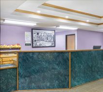 Super 8 by Wyndham Sweet Springs Lobby