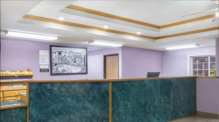 Super 8 by Wyndham Sweet Springs Lobby