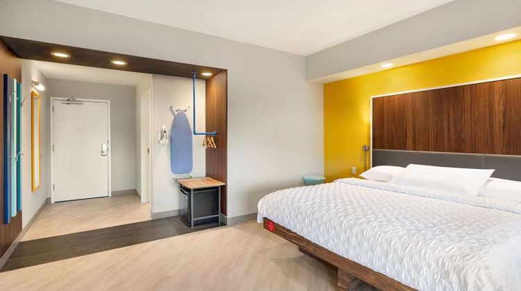 Tru by Hilton Cheyenne Room