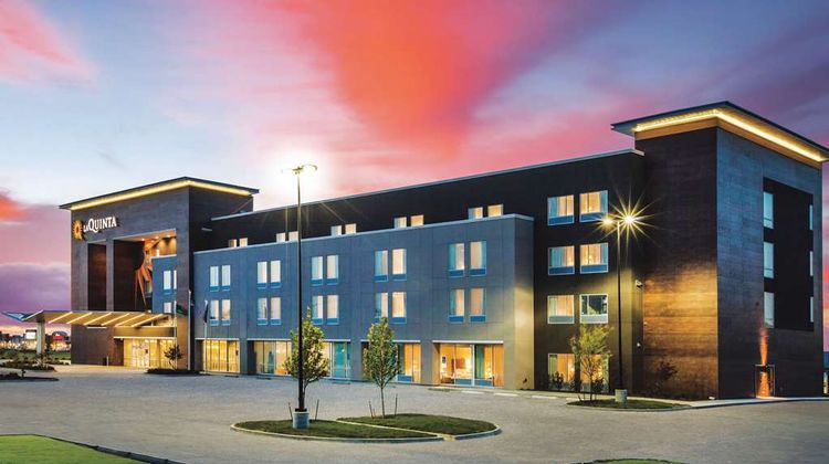 La Quinta Inn & Suites Wichita Northeast Exterior