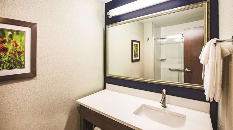 La Quinta Inn & Suites Wichita Northeast Room