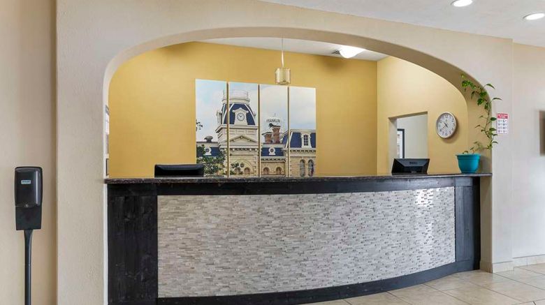 <b>Best Western Town Center Hotel & Suites Lobby</b>. Images powered by <a href="https://iceportal.shijigroup.com/" title="IcePortal" target="_blank">IcePortal</a>.