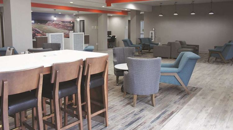 La Quinta Inn & Suites Pittsburg Lobby
