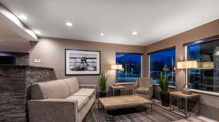 La Quinta Inn & Suites Anchorage Lobby