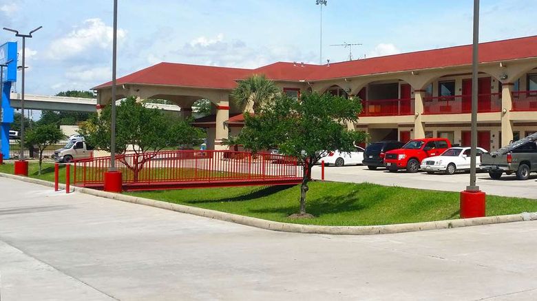 <b>Americas Best Value Inn & Suites Exterior</b>. Images powered by <a href="https://iceportal.shijigroup.com/" title="IcePortal" target="_blank">IcePortal</a>.