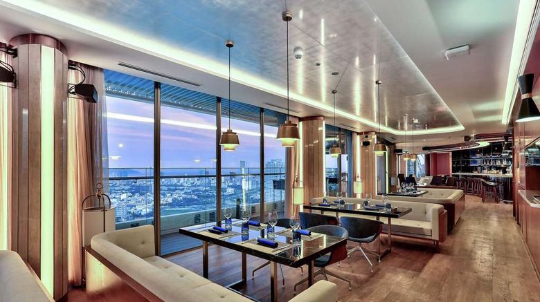 <b>Hilton Da Nang Restaurant</b>. Images powered by <a href="https://iceportal.shijigroup.com/" title="IcePortal" target="_blank">IcePortal</a>.