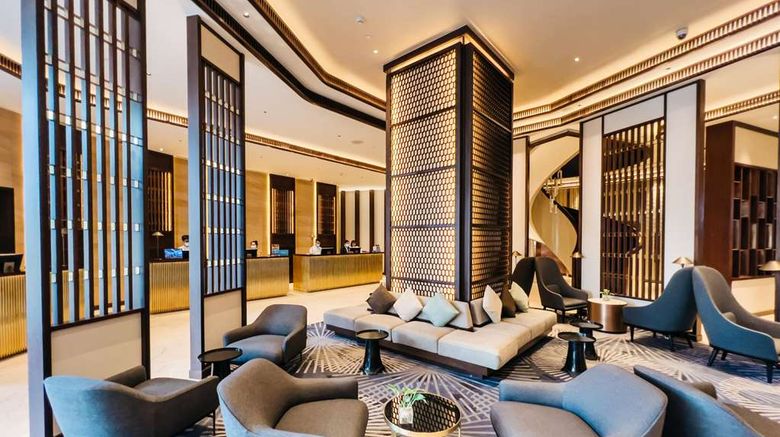 <b>Hilton Da Nang Lobby</b>. Images powered by <a href="https://iceportal.shijigroup.com/" title="IcePortal" target="_blank">IcePortal</a>.