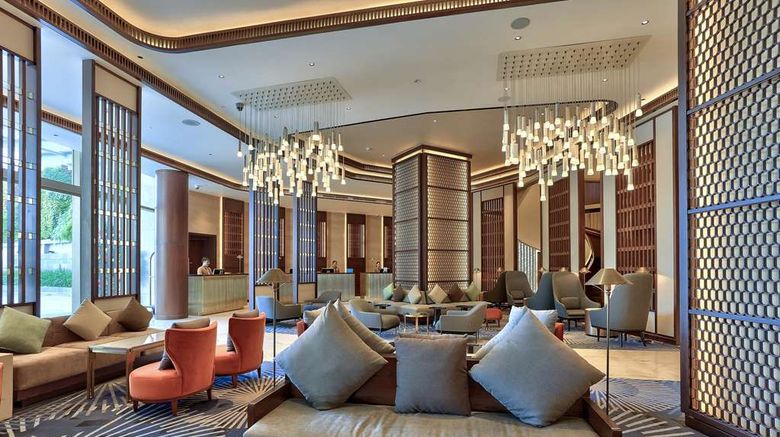 <b>Hilton Da Nang Lobby</b>. Images powered by <a href="https://iceportal.shijigroup.com/" title="IcePortal" target="_blank">IcePortal</a>.