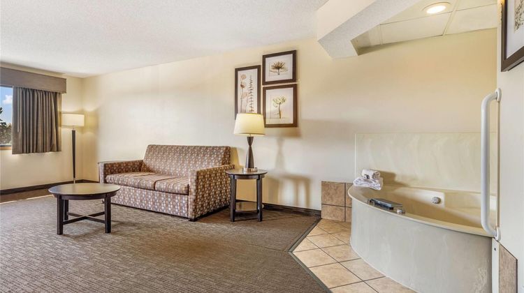 Baymont Inn & Suites Bloomington MSP Apt Suite