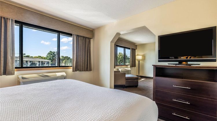 Baymont Inn & Suites Bloomington MSP Apt Suite
