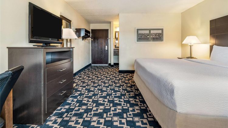 Baymont Inn & Suites Bloomington MSP Apt Room