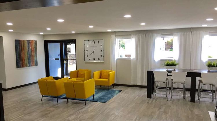 Days Inn & Suites Cincinnati North Lobby