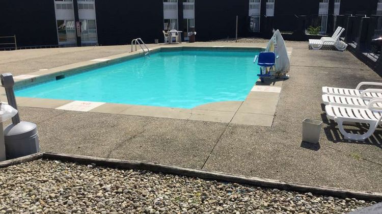Days Inn & Suites Cincinnati North Pool