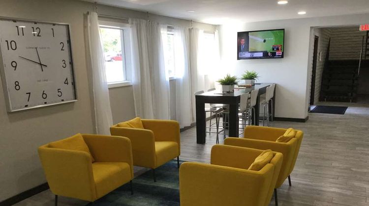 Days Inn & Suites Cincinnati North Lobby