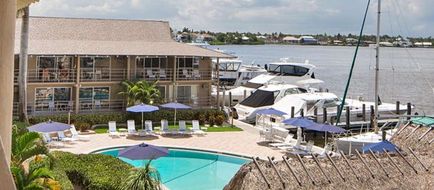 Cove Inn on Naples Bay Exterior