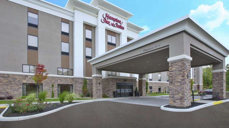 Hampton Inn/Stes Oakwood Village-CLE Exterior