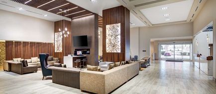 DoubleTree by Hilton Toronto Airport Lobby