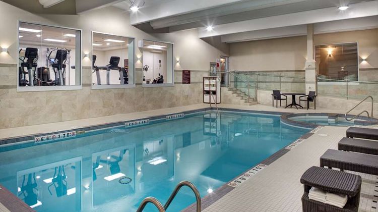 DoubleTree by Hilton Toronto Airport Pool