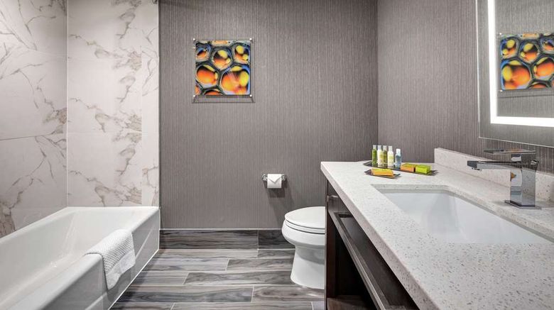 <b>DoubleTree by Hilton Toronto Airport Room</b>. Images powered by <a href="https://iceportal.shijigroup.com/" title="IcePortal" target="_blank">IcePortal</a>.