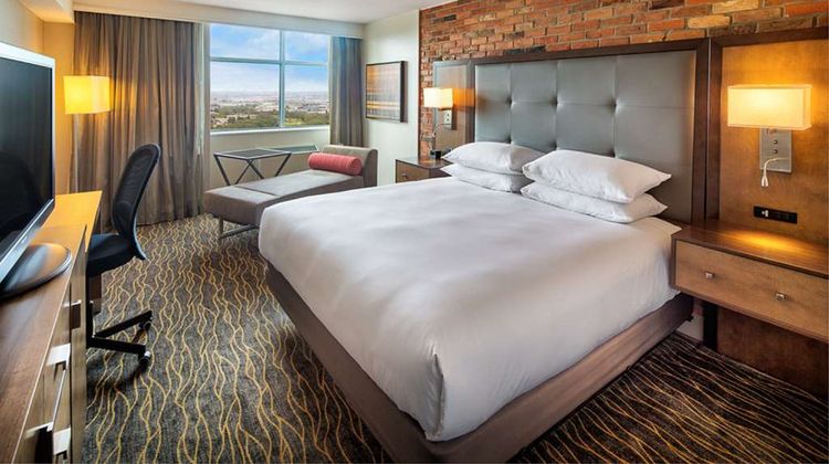 DoubleTree by Hilton Toronto Airport Room
