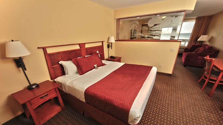 <b>Chinook Winds Casino Resort Suite</b>. Images powered by <a href="https://iceportal.shijigroup.com/" title="IcePortal" target="_blank">IcePortal</a>.