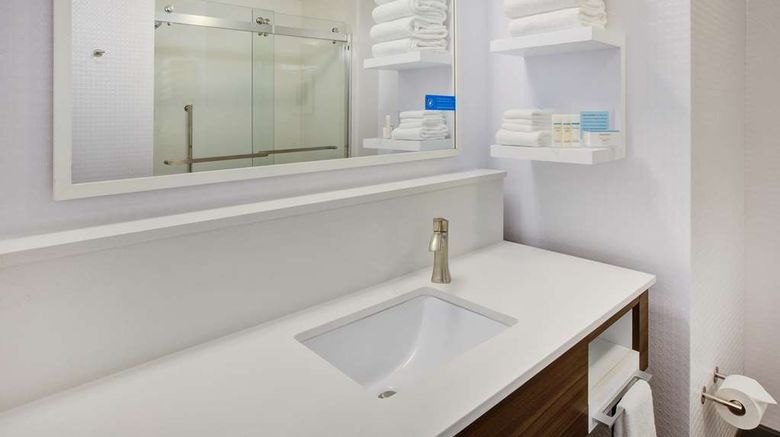 <b>Hampton Inn & Suites SW, Sioux Falls Room</b>. Images powered by <a href="https://iceportal.shijigroup.com/" title="IcePortal" target="_blank">IcePortal</a>.