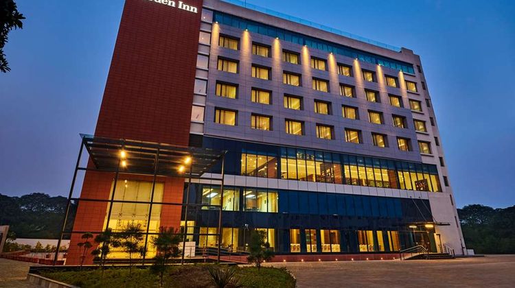 Hilton Garden Inn Lucknow Exterior