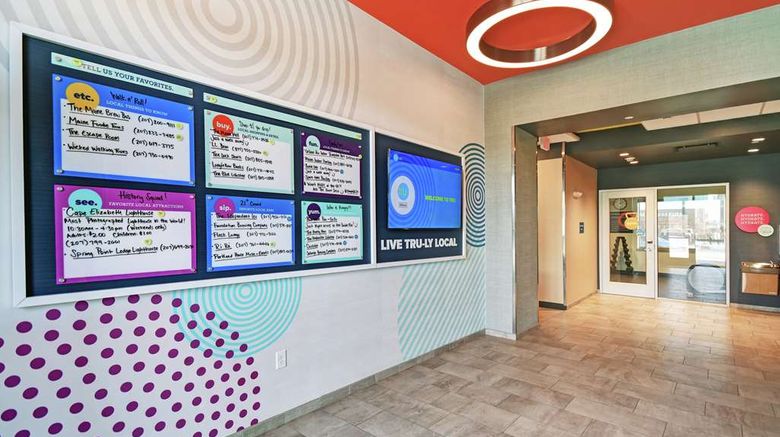 <b>Tru By Hilton Portland Airport Area Lobby</b>. Images powered by <a href="https://iceportal.shijigroup.com/" title="IcePortal" target="_blank">IcePortal</a>.