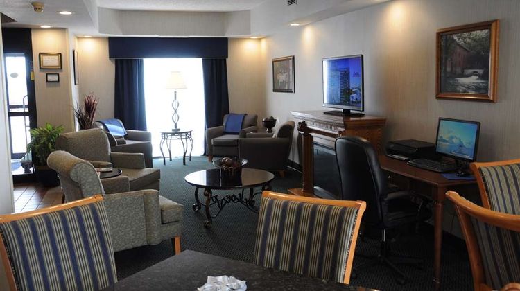 Baymont Inn & Suites West Plains Lobby