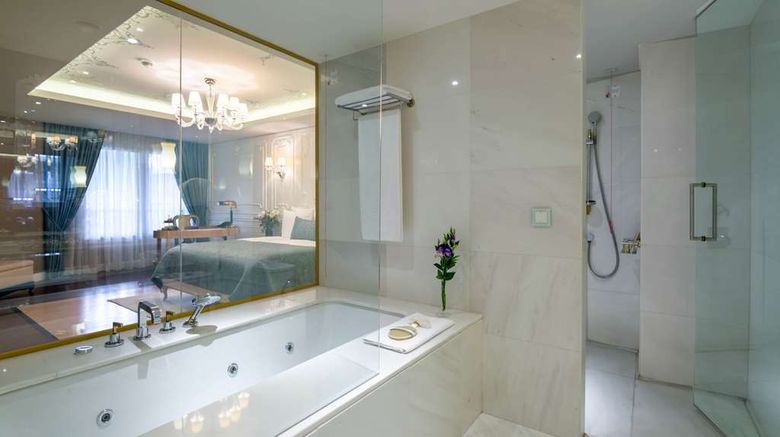<b>CVK Park Bosphorus Istanbul Suite</b>. Images powered by <a href="https://iceportal.shijigroup.com/" title="IcePortal" target="_blank">IcePortal</a>.