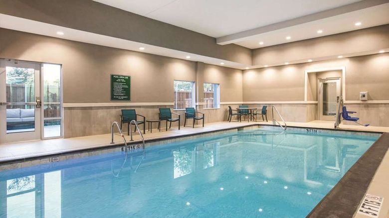 <b>La Quinta Inn & Suites Dallas-Richardson Pool</b>. Images powered by <a href="https://iceportal.shijigroup.com/" title="IcePortal" target="_blank">IcePortal</a>.