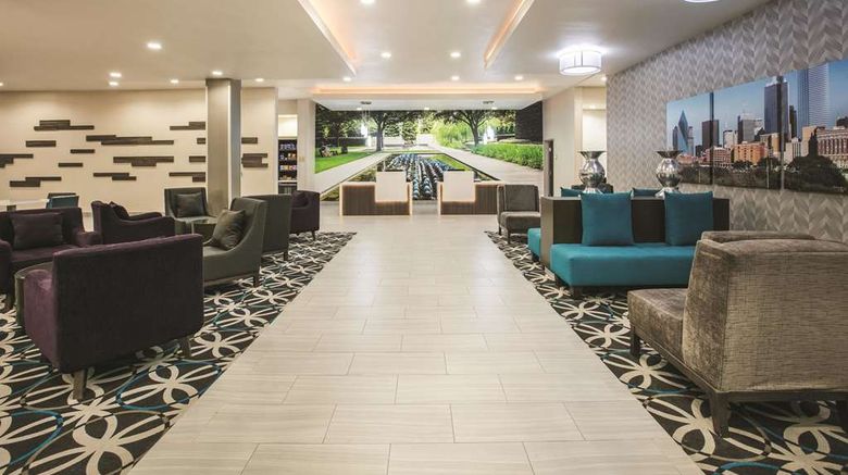 <b>La Quinta Inn & Suites Dallas-Richardson Lobby</b>. Images powered by <a href="https://iceportal.shijigroup.com/" title="IcePortal" target="_blank">IcePortal</a>.
