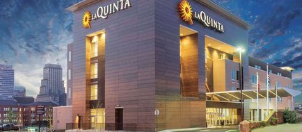 La Quinta Inn & Suites Memphis Downtown Exterior