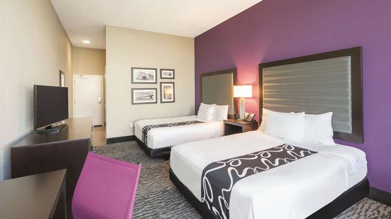 <b>La Quinta Inn & Suites Memphis Downtown Room</b>. Images powered by <a href="https://iceportal.shijigroup.com/" title="IcePortal" target="_blank">IcePortal</a>.