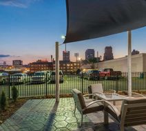 La Quinta Inn & Suites Memphis Downtown Exterior