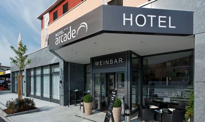 Hotel Arcade Exterior