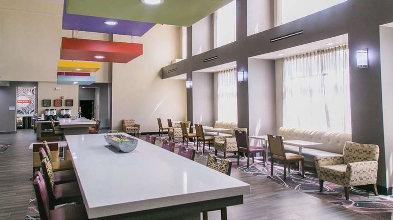 <b>Hampton Inn & Suites Amarillo East Lobby</b>. Images powered by <a href="https://iceportal.shijigroup.com/" title="IcePortal" target="_blank">IcePortal</a>.