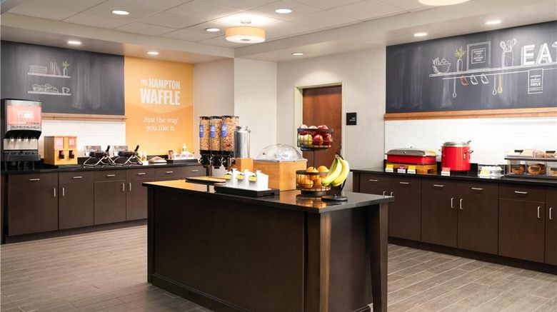 <b>Hampton Inn Fairmont Restaurant</b>. Images powered by <a href="https://iceportal.shijigroup.com/" title="IcePortal" target="_blank">IcePortal</a>.