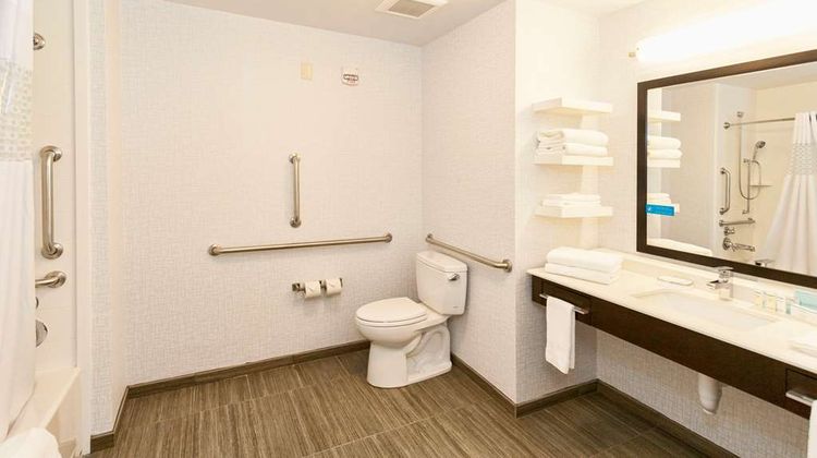 Hampton Inn & Suites Duluth North Room